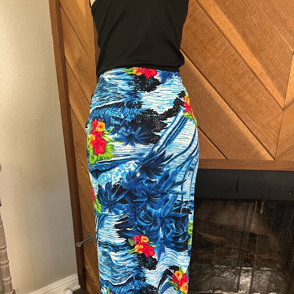 Kisses and hugs skirt - Picture 2 of 2